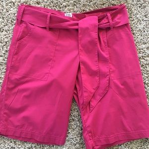 BE PRESENT yoga shorts (above the knee)